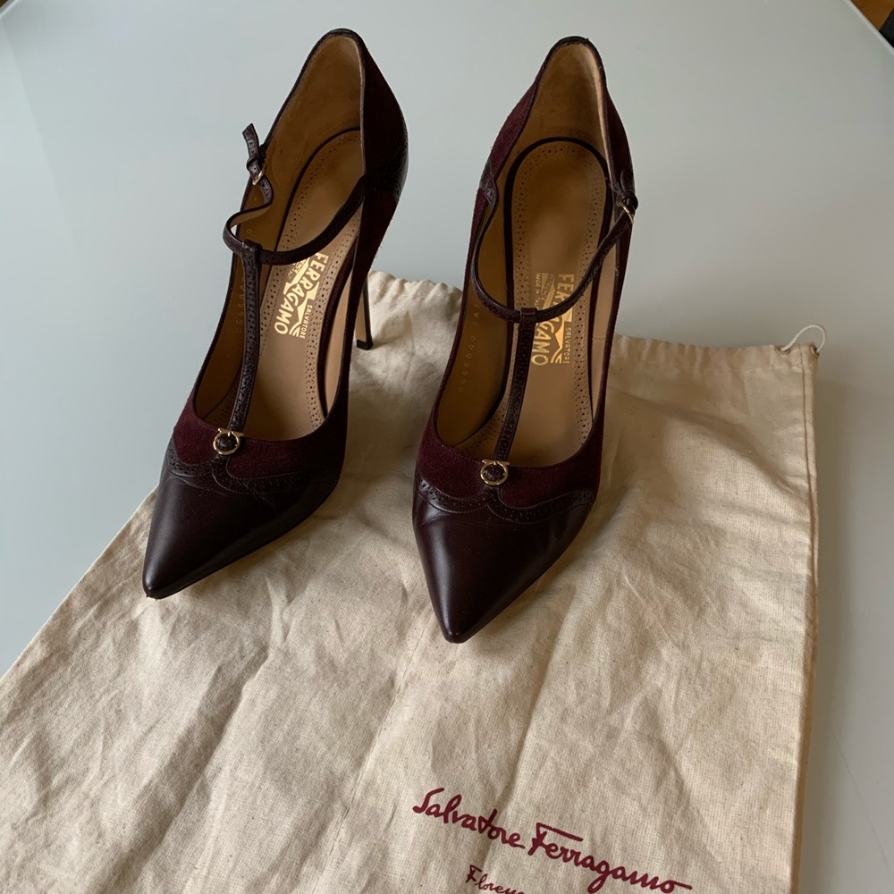 SALVATORE FERRAGAMO NALIA POINTED TOE T STRAP PUMP